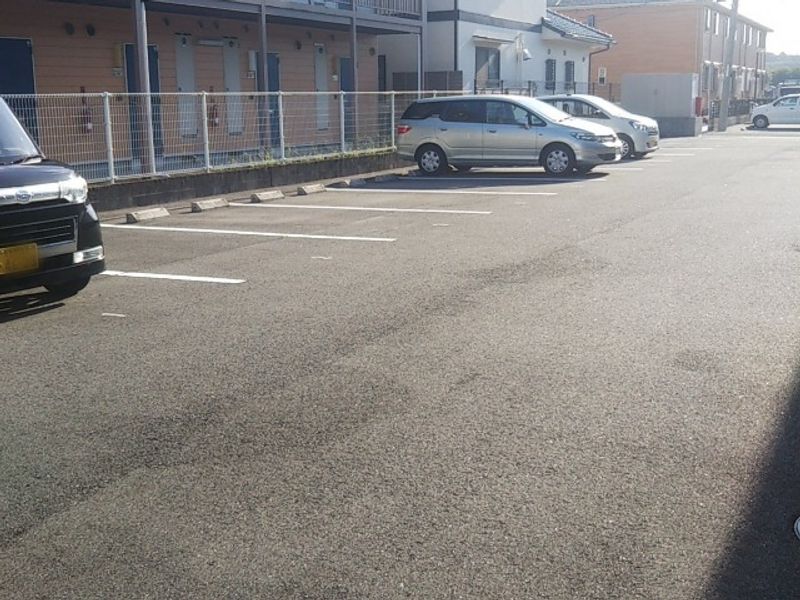 レオネクスト伊料東 駐車場