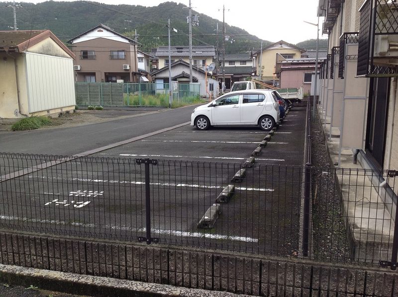 レオパレス余内 駐車場