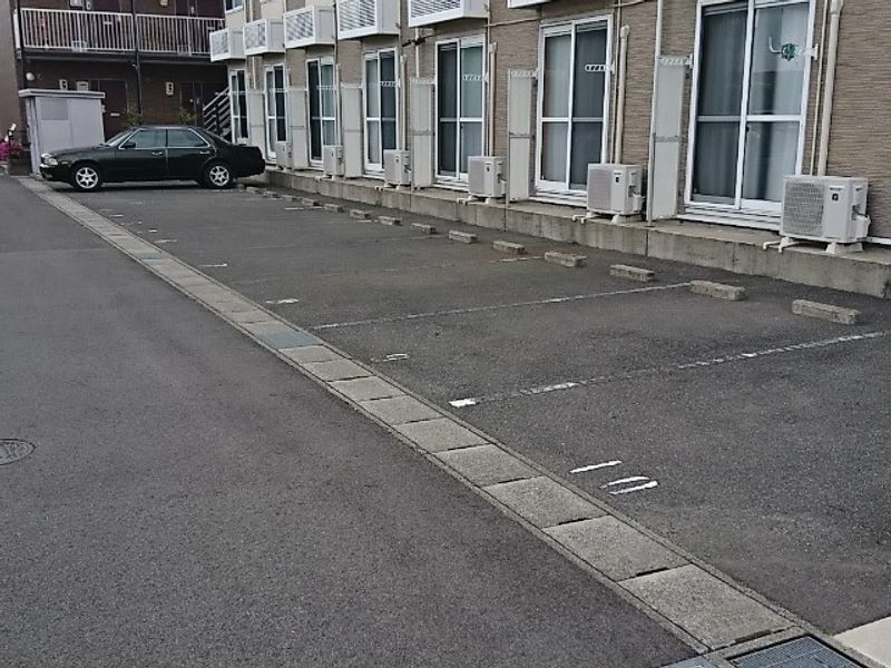 レオパレスハイジ 駐車場