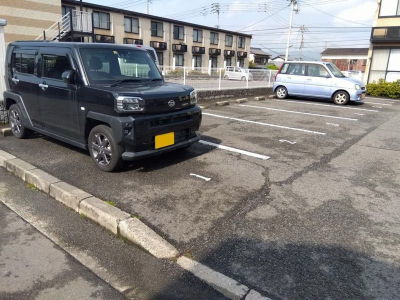 レオパレス東大浜２ 駐車場