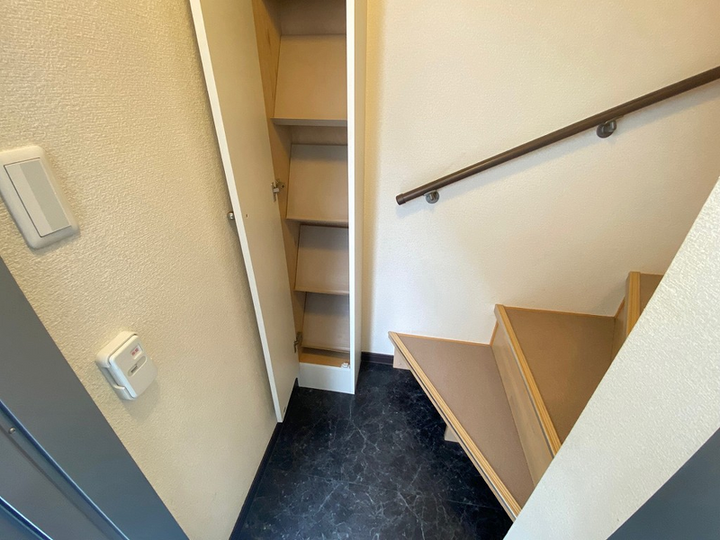 LEONEXT TOM Entrance