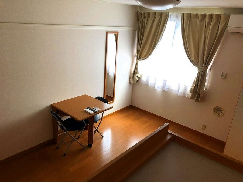 レオパレスサンジ 居間