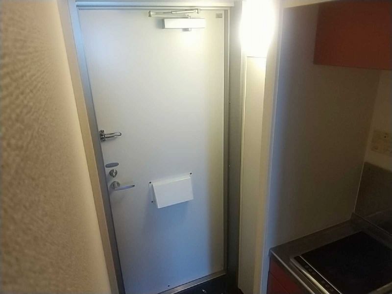 レオパレス七国レオン 玄関