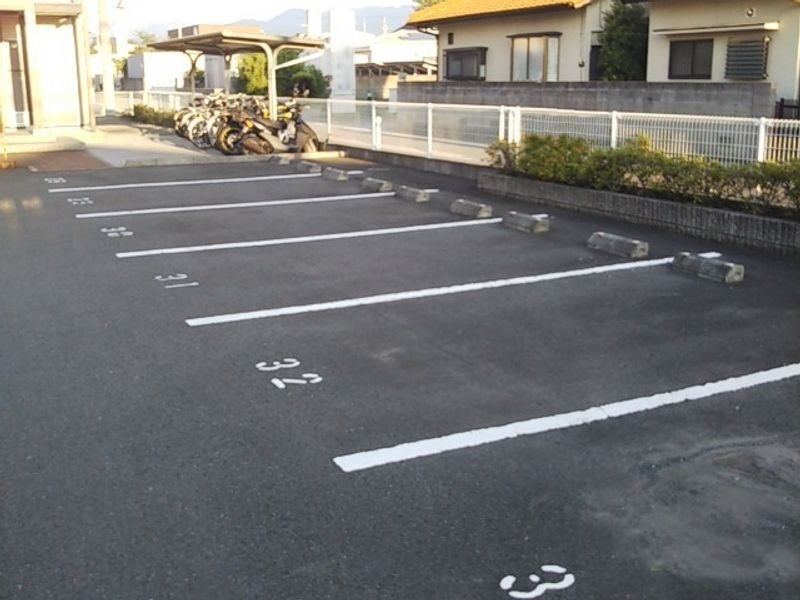 レオパレスとねりこ１ 駐車場