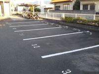 レオパレスとねりこ１ 駐車場