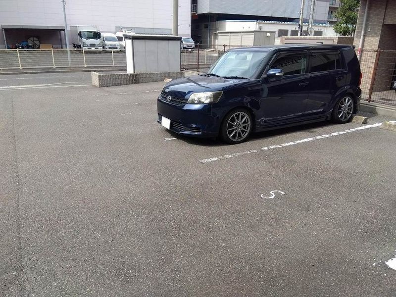 レオパレス富 駐車場