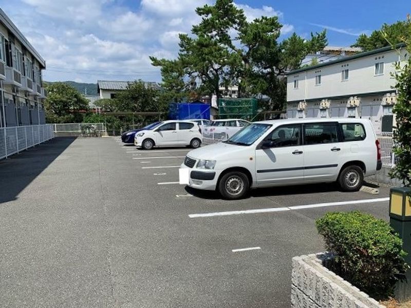 レオパレスなぎさ公園前 駐車場
