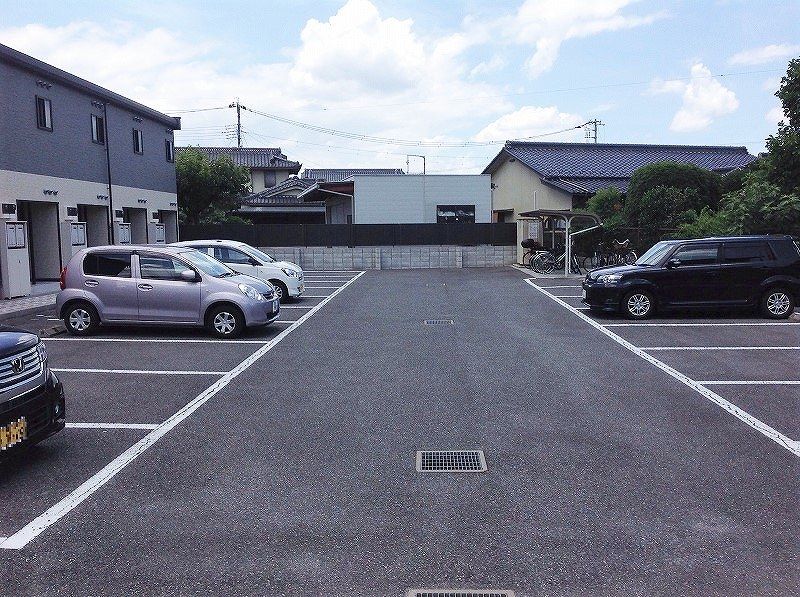 レオパレスＲｏｓｅｔｔｅ 駐車場
