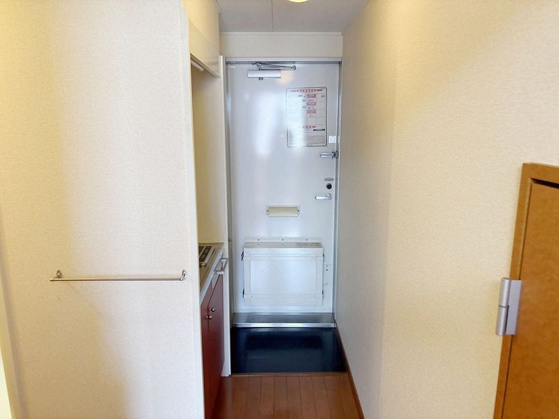 レオパレスアゼリア 玄関