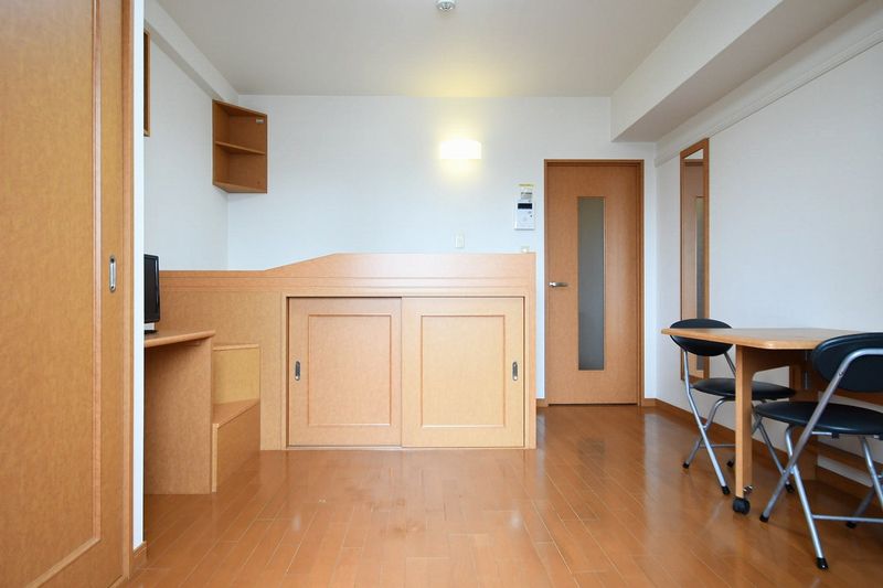 レオパレスＦｌａｔ新栄 居間