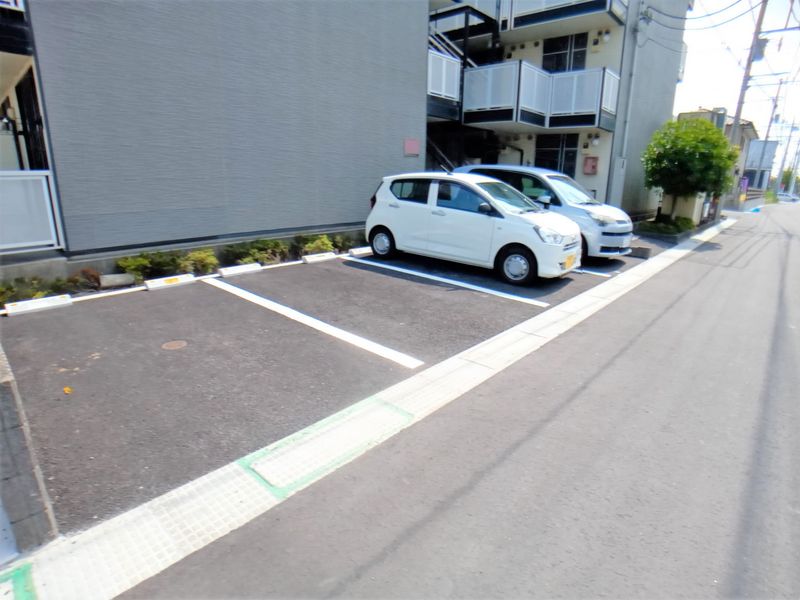 レオパレスＲｅｆｉｎｅｄ 駐車場