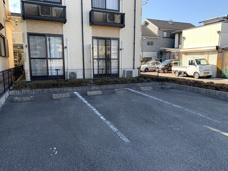 レオパレス八星 駐車場