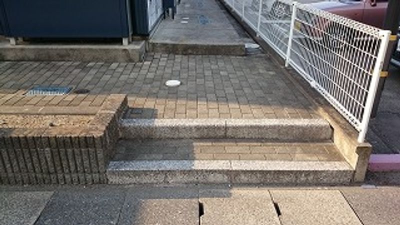 レオパレススリーフォレスト エントランス