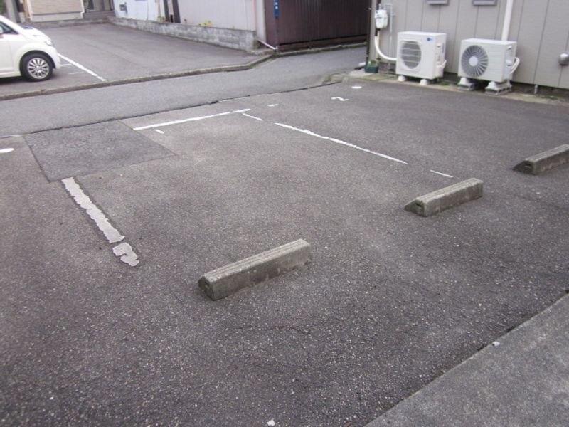 レオパレス楓 駐車場