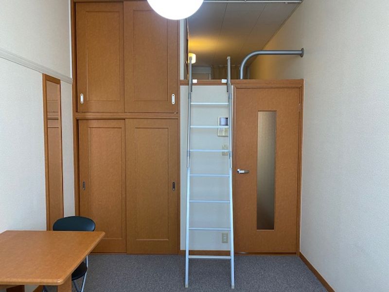 レオパレスＨＯＴＡＲＵＧＡＩＫＥ 居間