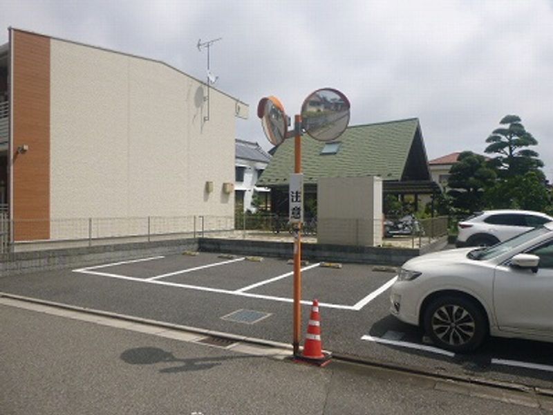 レオネクスト撫子邸 駐車場