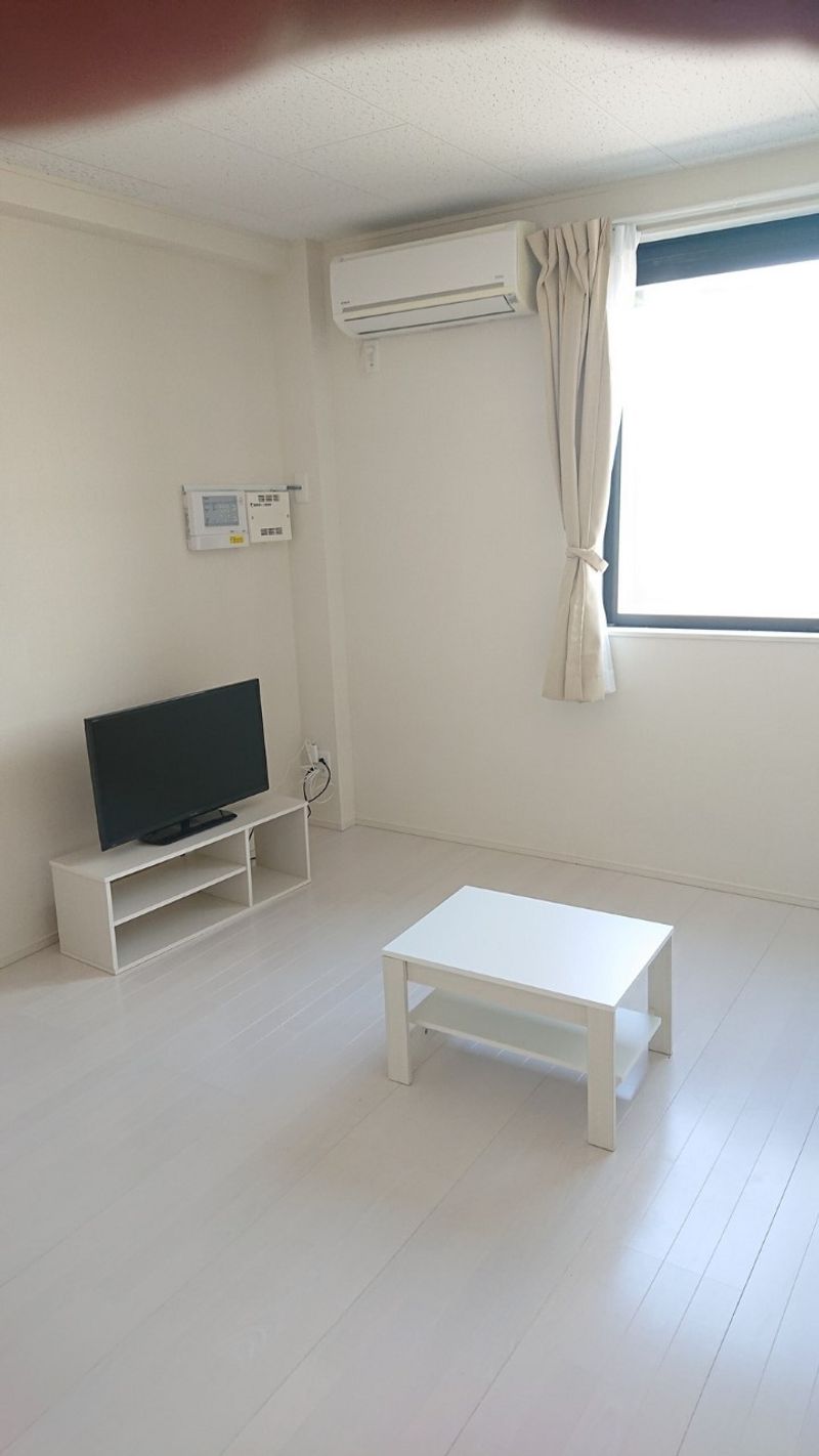 レオパレスシャルマン久保田 居間