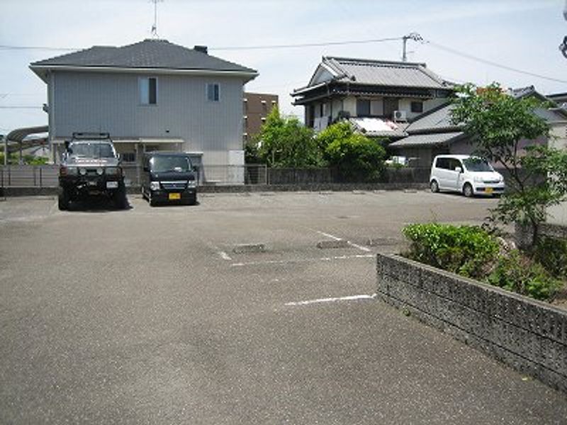 レオパレスおおそね 駐車場