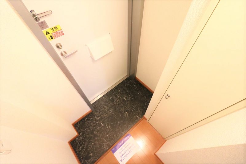 レオパレスひつかわ 玄関