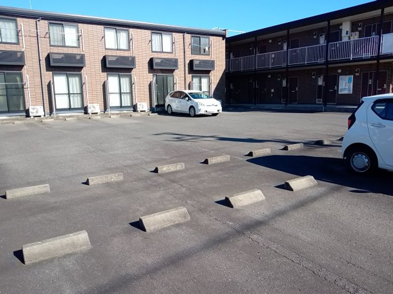 レオパレスグランドハピネス 駐車場