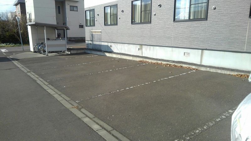 レオパレスプレミール 駐車場