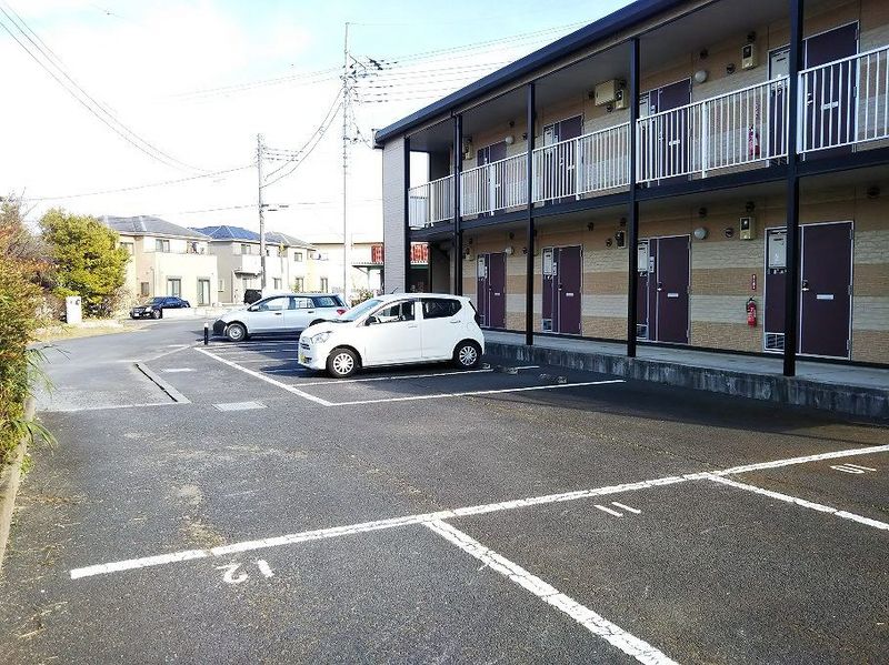 レオパレスヤマヒコ 駐車場