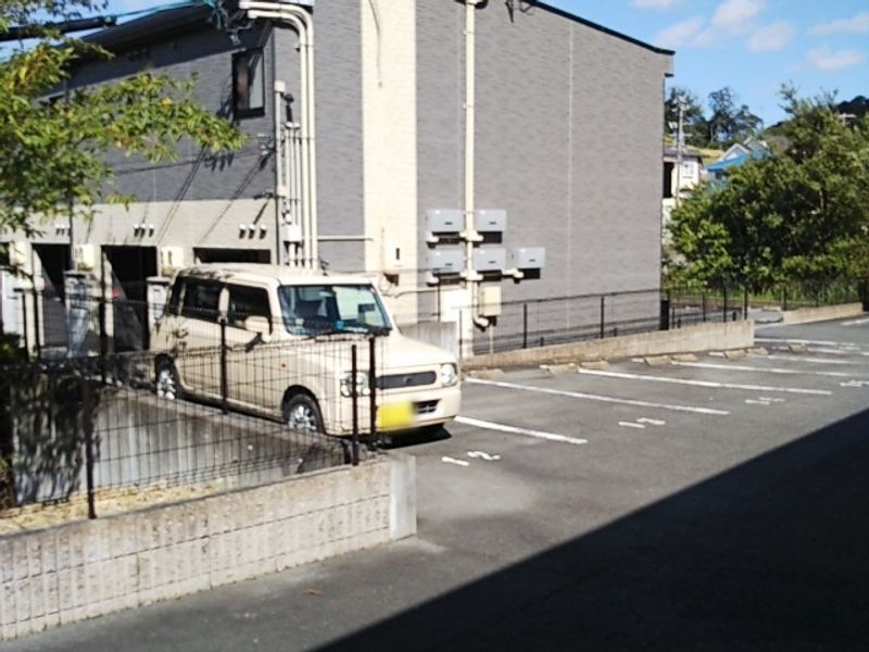 レオパレスリュミエール 駐車場