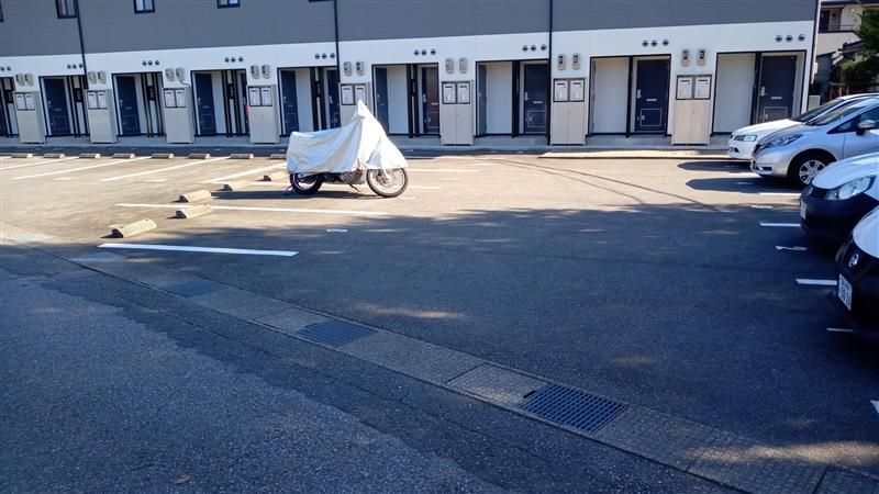 レオパレスクレストン 駐車場