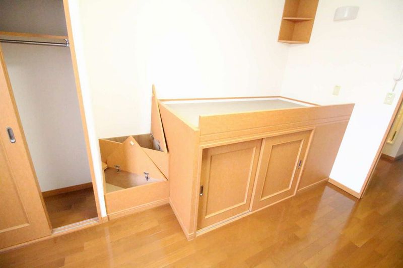 レオパレスフローラ湯築 寝室