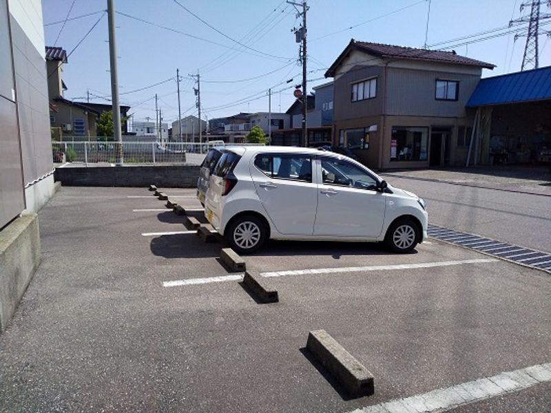 レオパレスクラウディベイ 駐車場