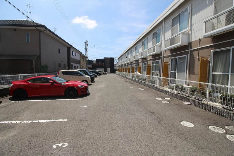 レオパレスヴィラ姫原 駐車場