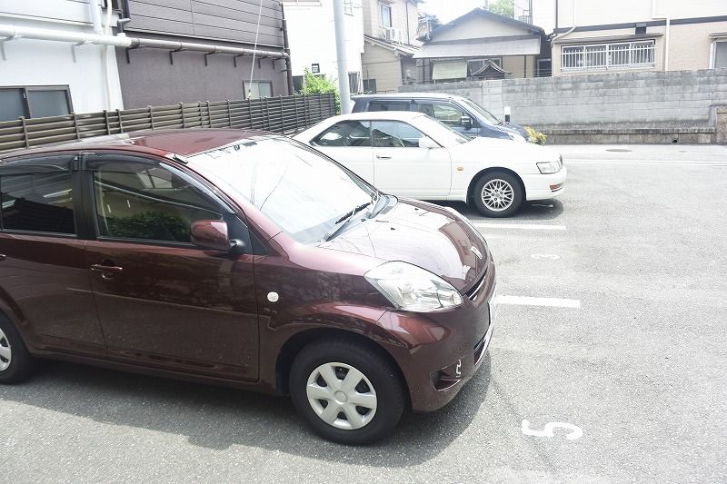 レオパレスつばさ 駐車場