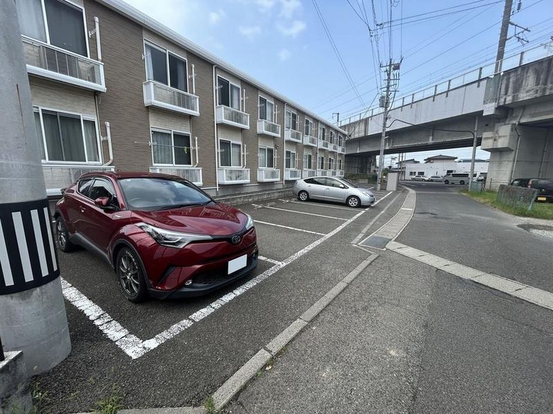 レオパレスサーンクタカダ 駐車場