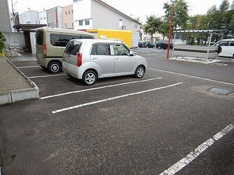 レオパレスライトガーデン 駐車場