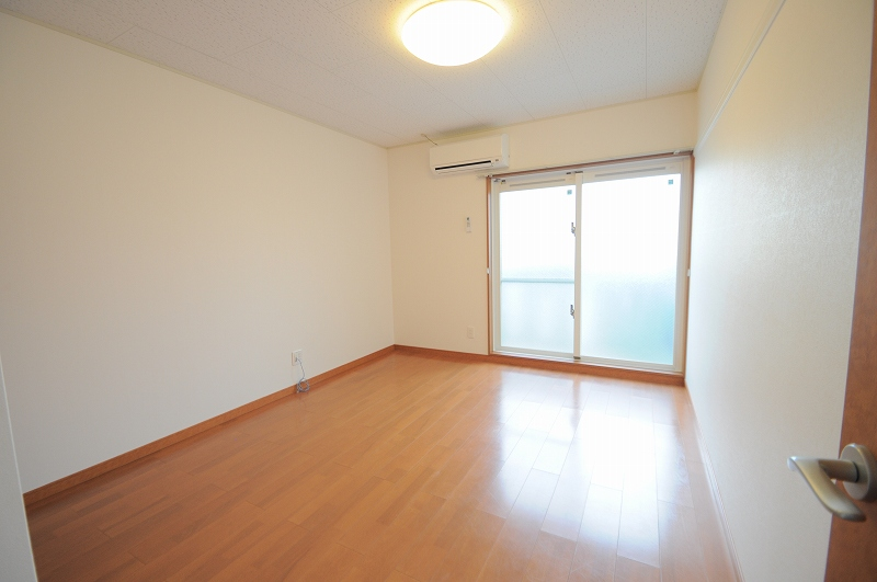 レオパレスピュアハイツ学研台 居間