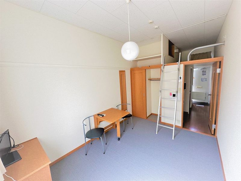 レオパレス梅山ヒルズ 居間