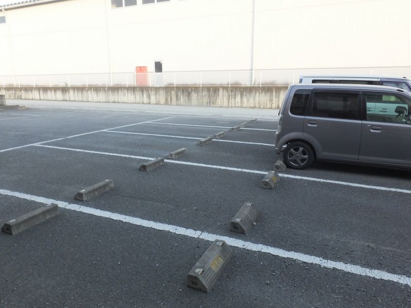 レオネクスト美英 駐車場
