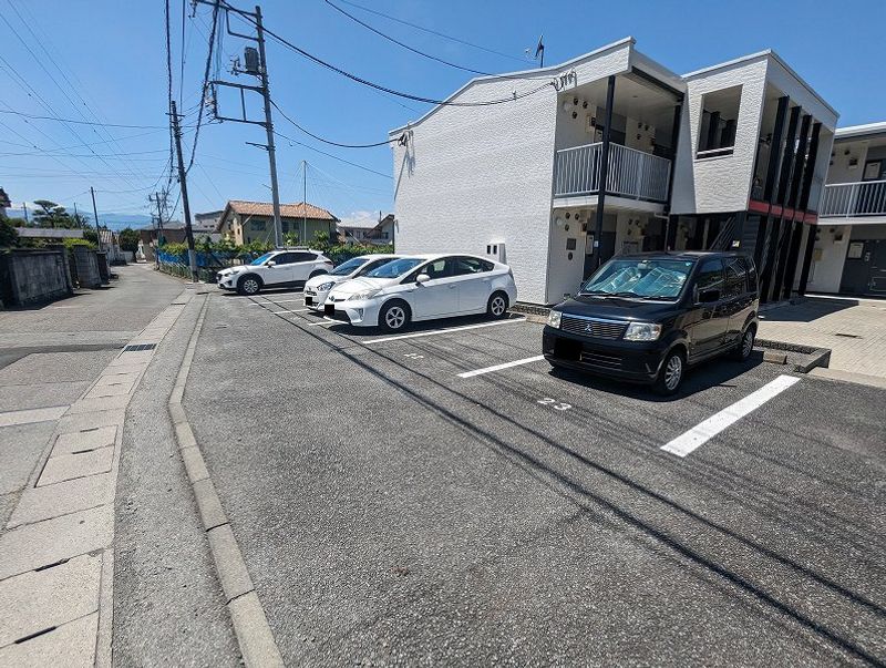 レオパレスグランドソレーユ 駐車場