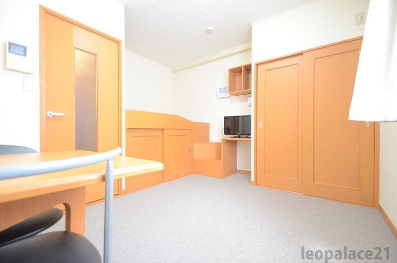 レオパレス新屋敷東 居間