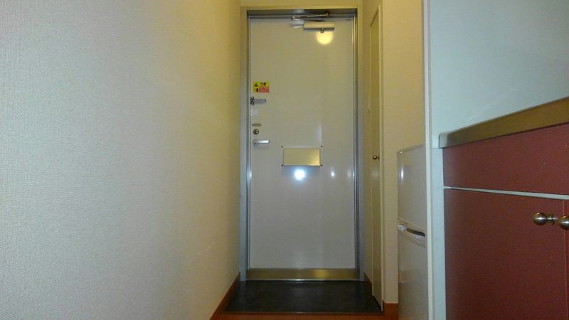 レオパレスララハウス 玄関