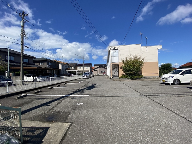 レオパレス白山 駐車場