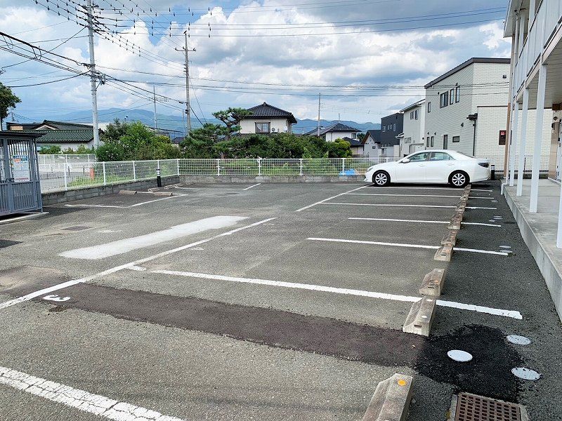 レオパレスピレーネ 駐車場
