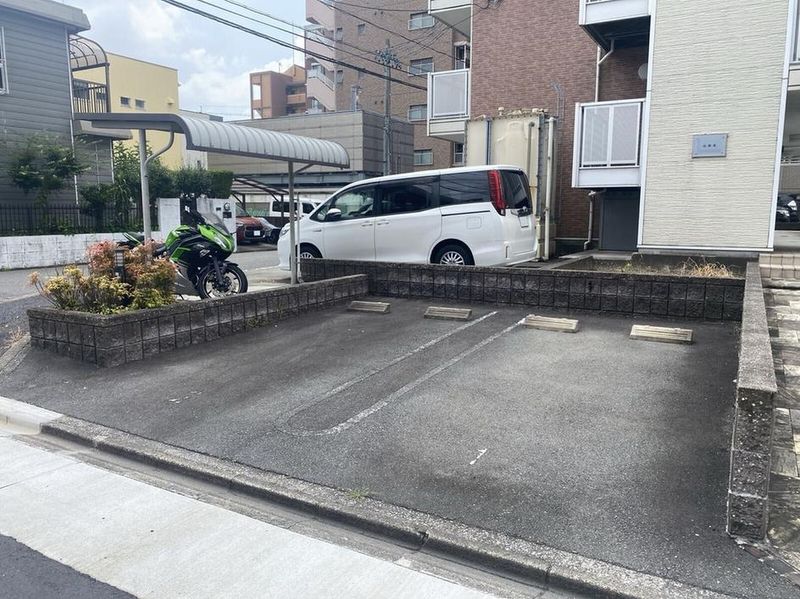 レオパレス高畑東 駐車場