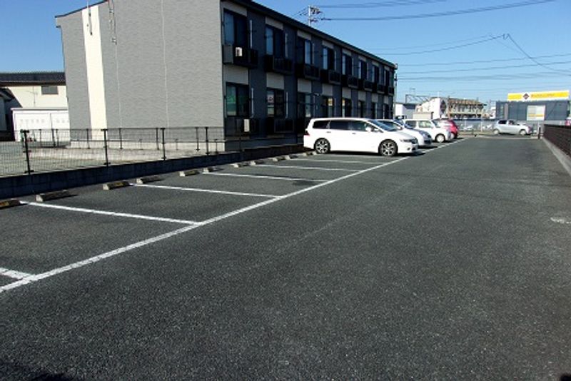 レオパレスあお 駐車場