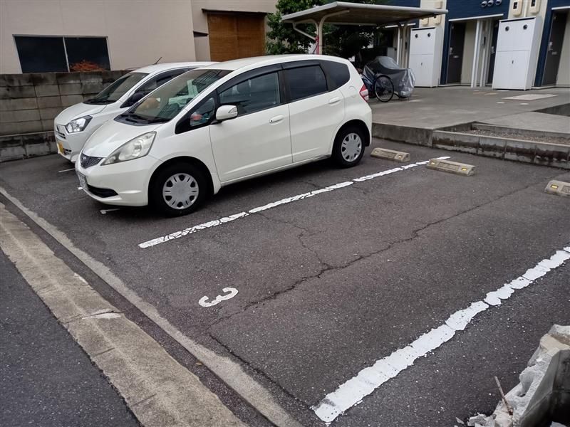 レオネクストジョリーメゾン 駐車場