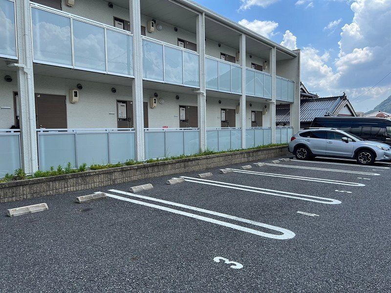 レオネクストカーサカメヤマ 駐車場