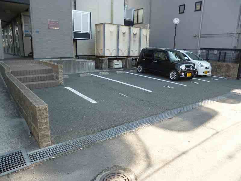 レオパレスフラワーヒル熊本 駐車場