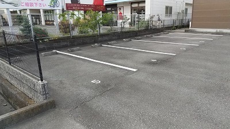 レオパレスアイン 駐車場