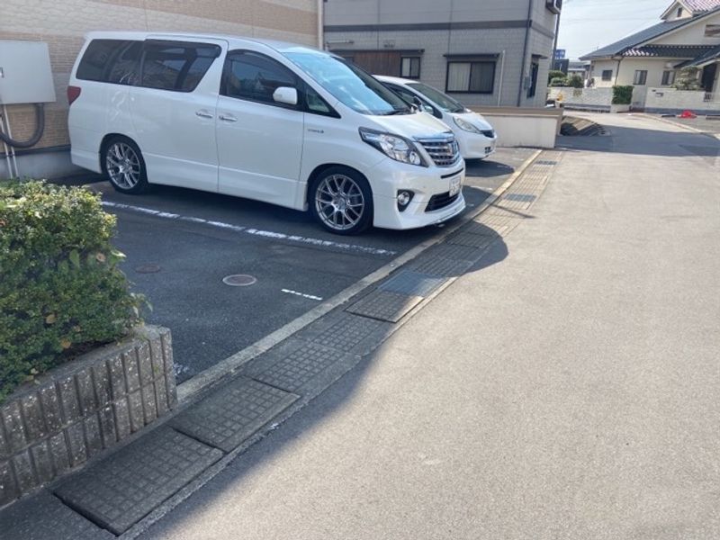 レオパレスサンシャイン寺家 駐車場