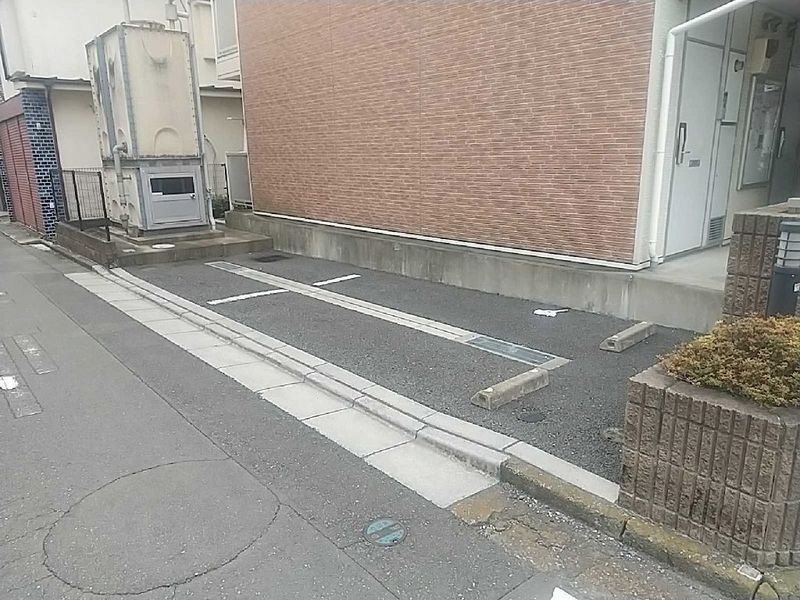 レオパレス彩 駐車場